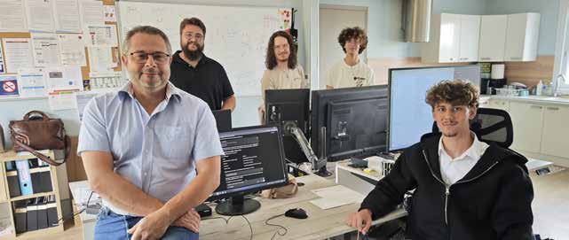 L’équipe KORUM GROUP dans ses locaux — photo publiée dans Alternatives